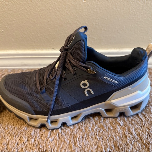 On Cloud wander waterproof shoes - Picture 1 of 3